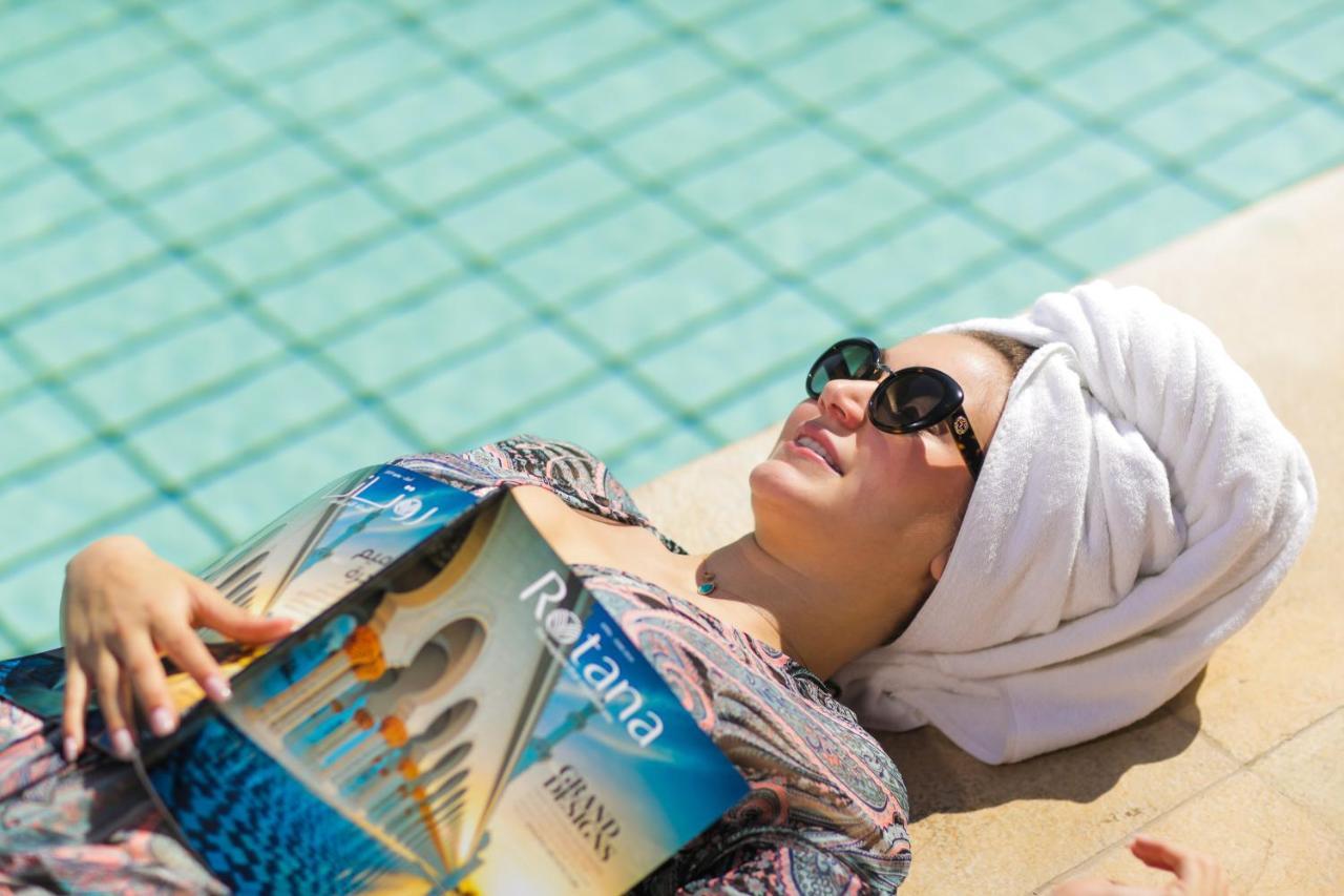 Отель Gefinor Rotana - Бейрут Экстерьер фото A woman sunbathing