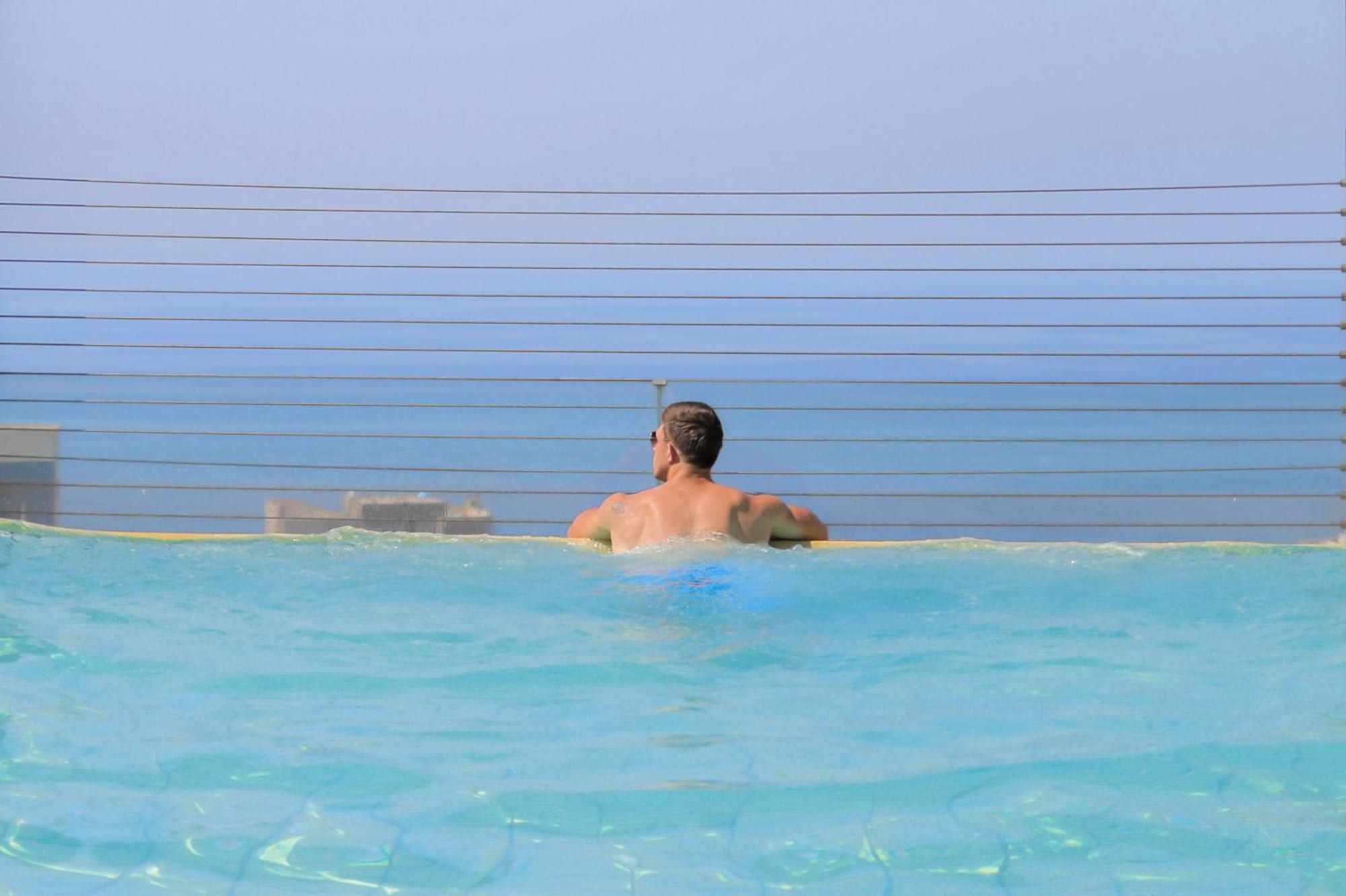 Отель Gefinor Rotana - Бейрут Экстерьер фото Swimming pool at the Dead Sea