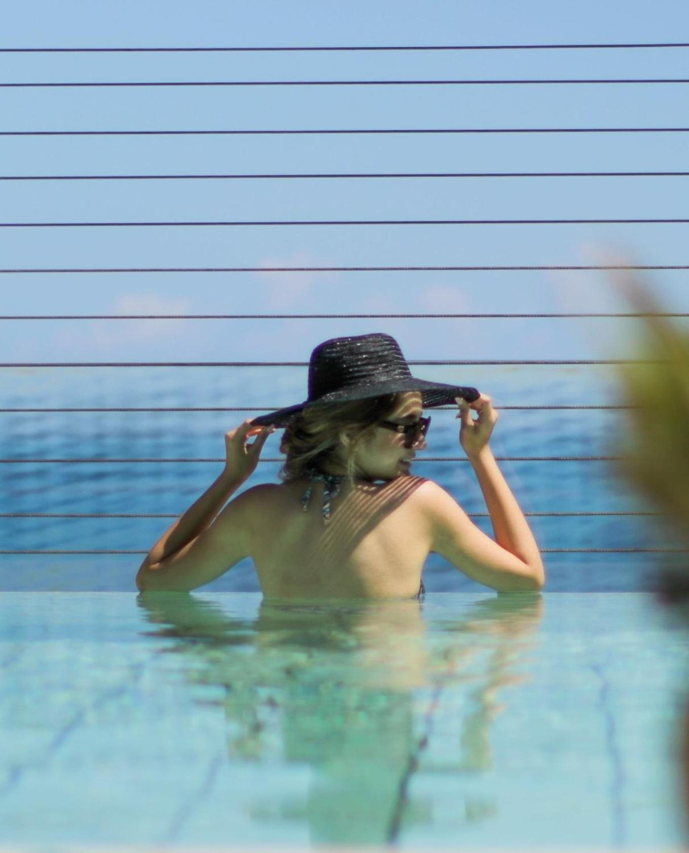 Отель Gefinor Rotana - Бейрут Экстерьер фото A woman wearing a sun hat