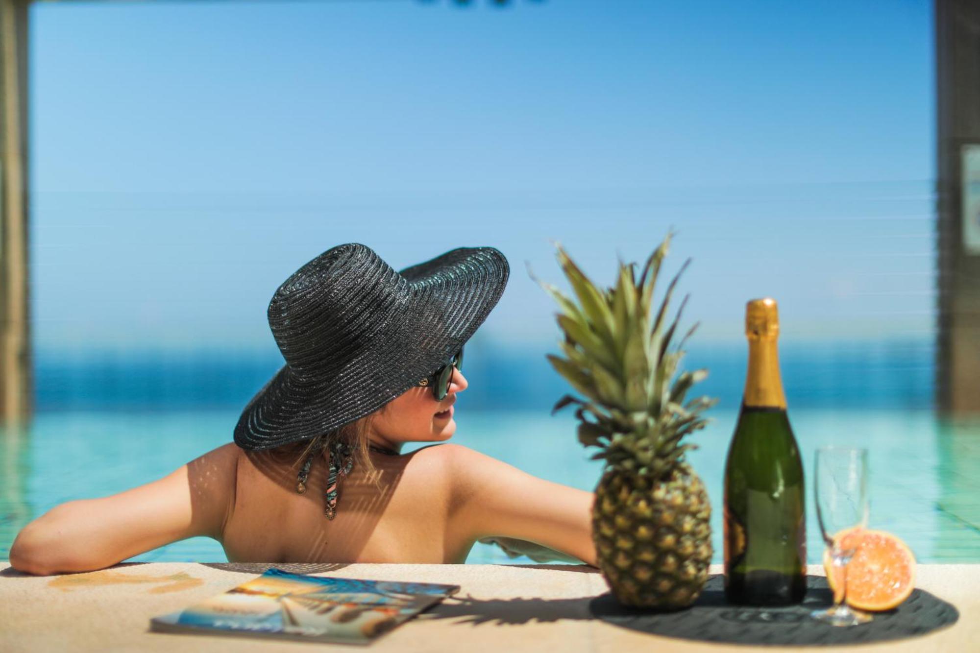 Отель Gefinor Rotana - Бейрут Экстерьер фото A woman sunbathing