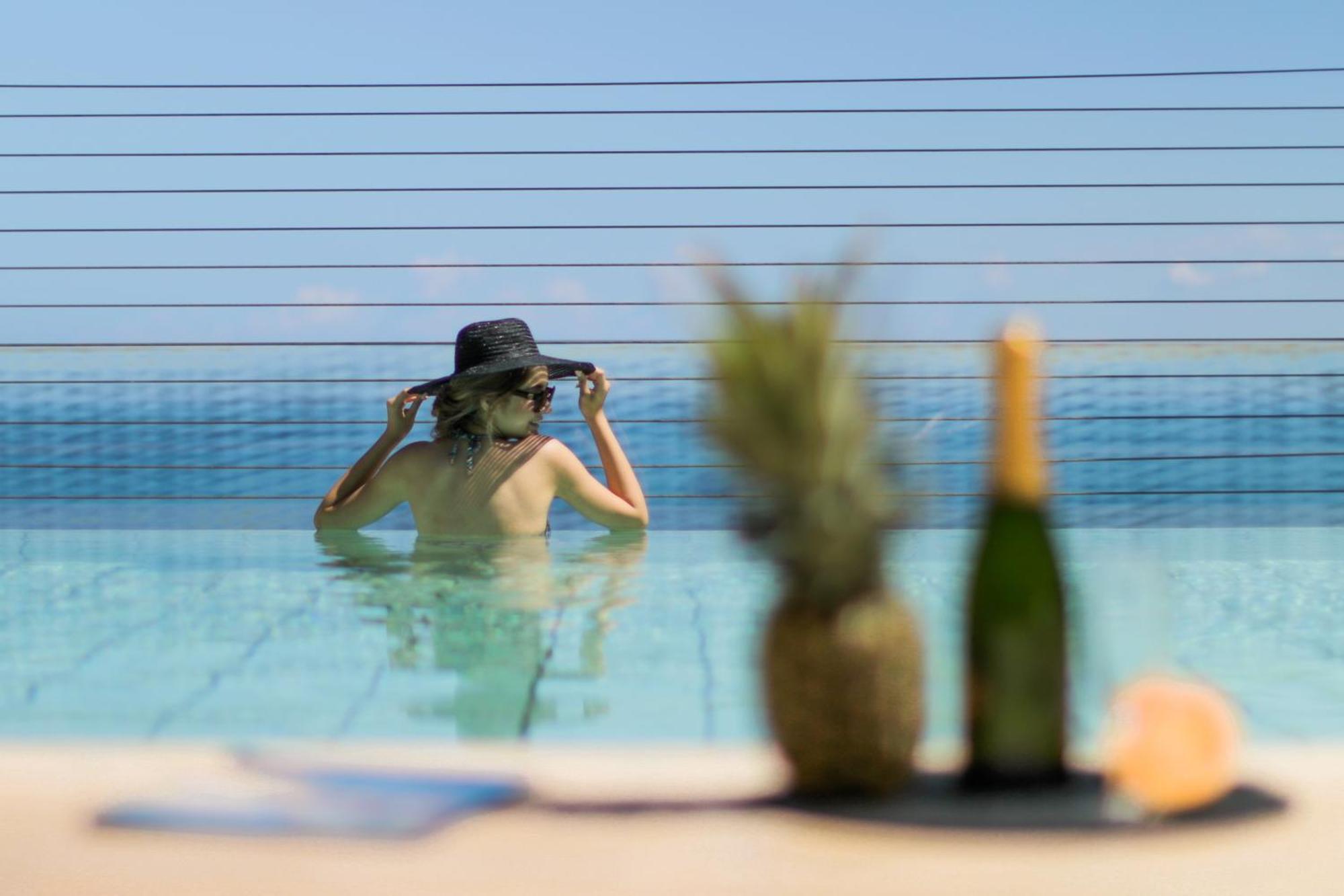 Отель Gefinor Rotana - Бейрут Экстерьер фото A woman in a swimming pool