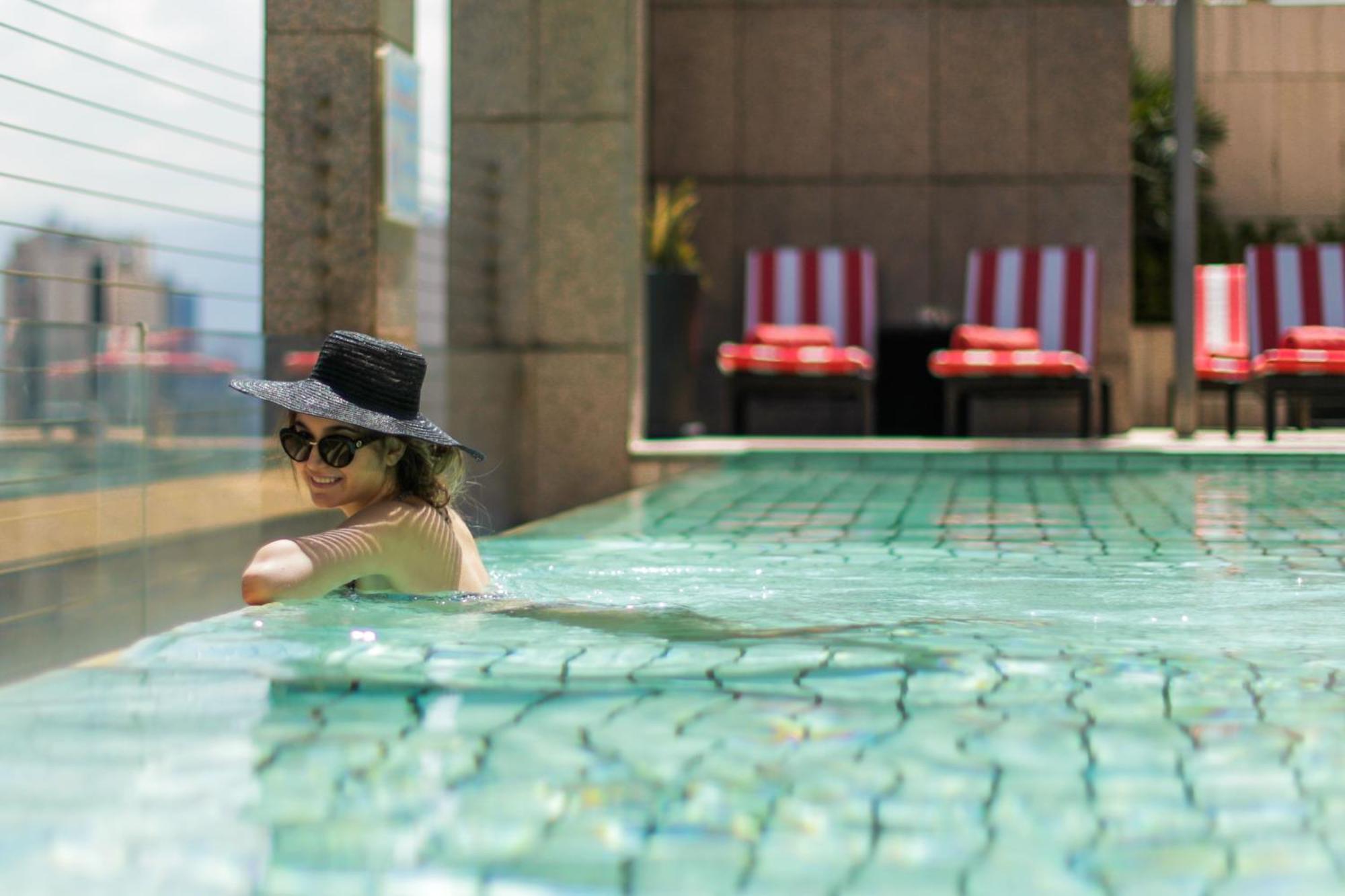 Отель Gefinor Rotana - Бейрут Экстерьер фото The swimming pool at the hotel
