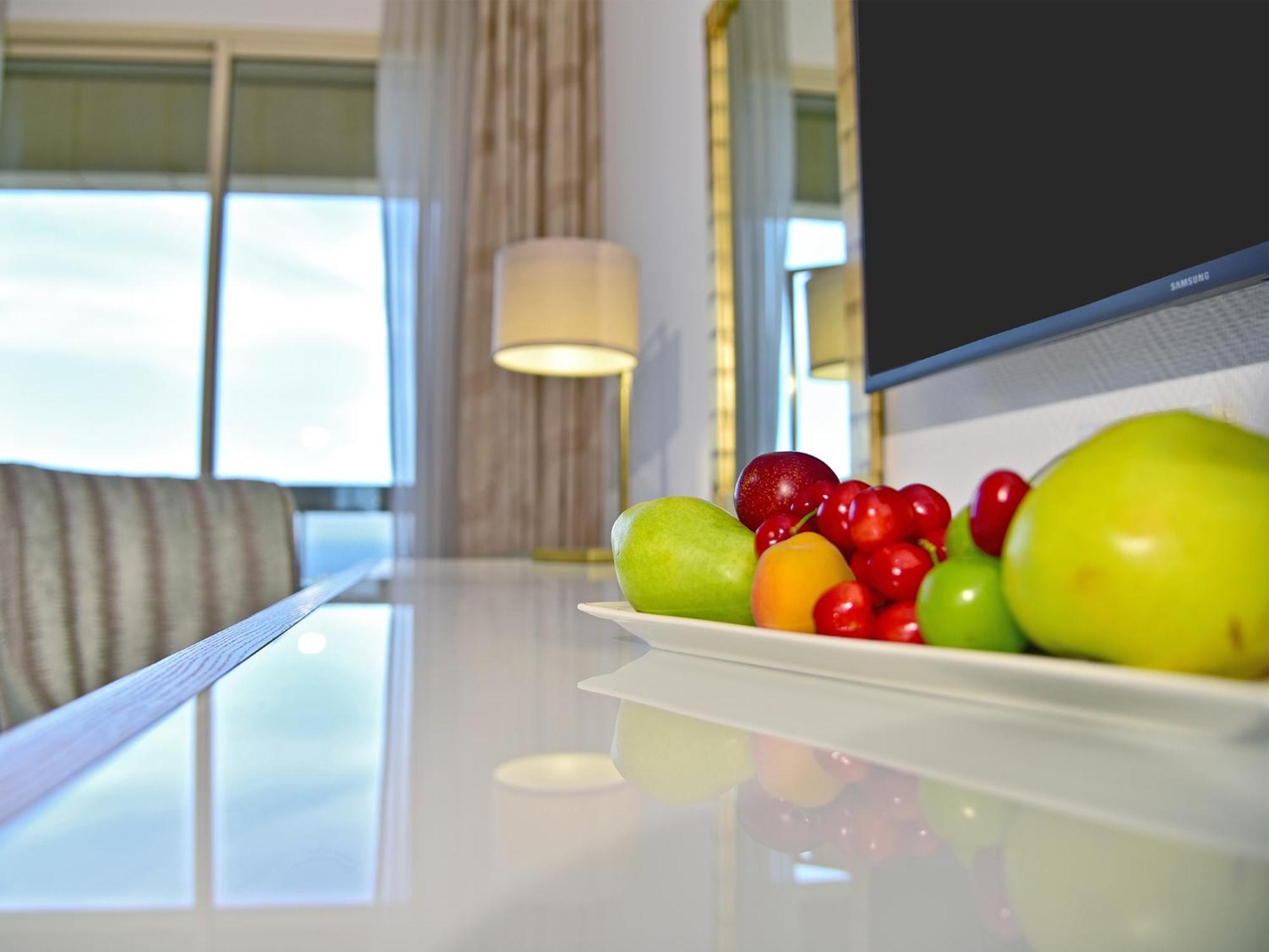 Отель Gefinor Rotana - Бейрут Экстерьер фото A fruit plate