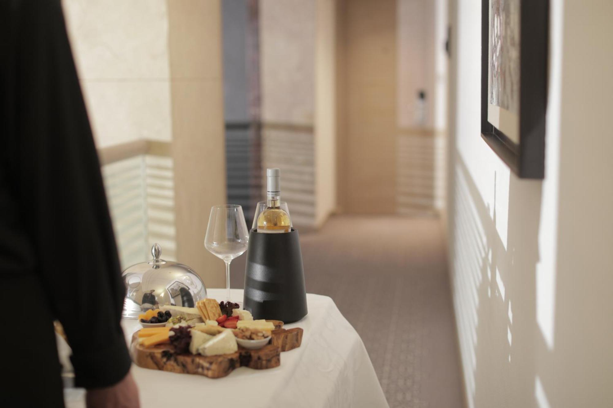 Отель Gefinor Rotana - Бейрут Экстерьер фото A room service tray