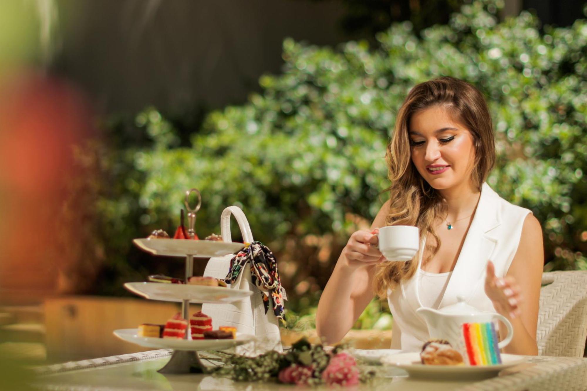 Отель Gefinor Rotana - Бейрут Экстерьер фото A woman drinking tea