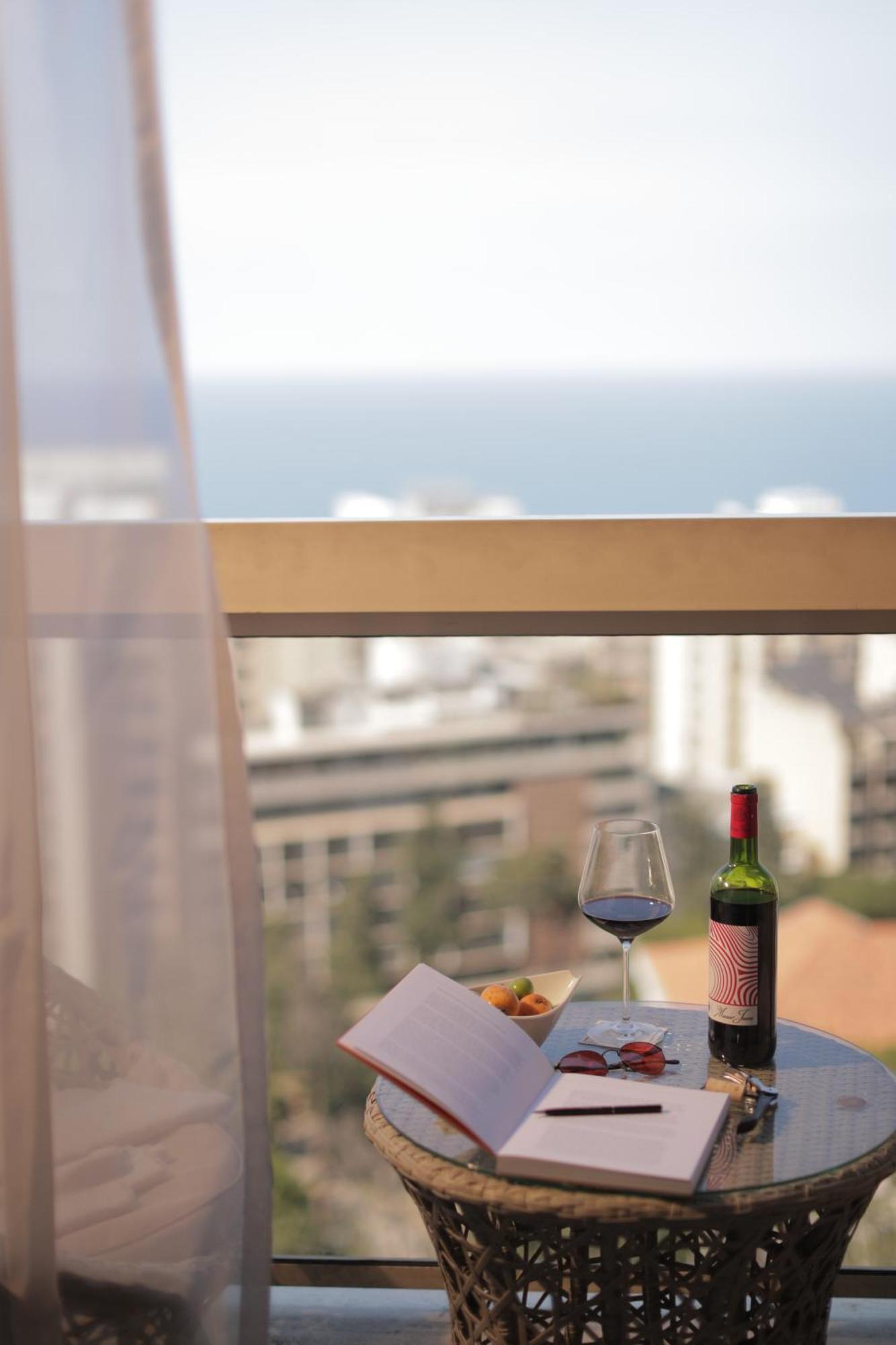 Отель Gefinor Rotana - Бейрут Экстерьер фото A wine bottle and glass