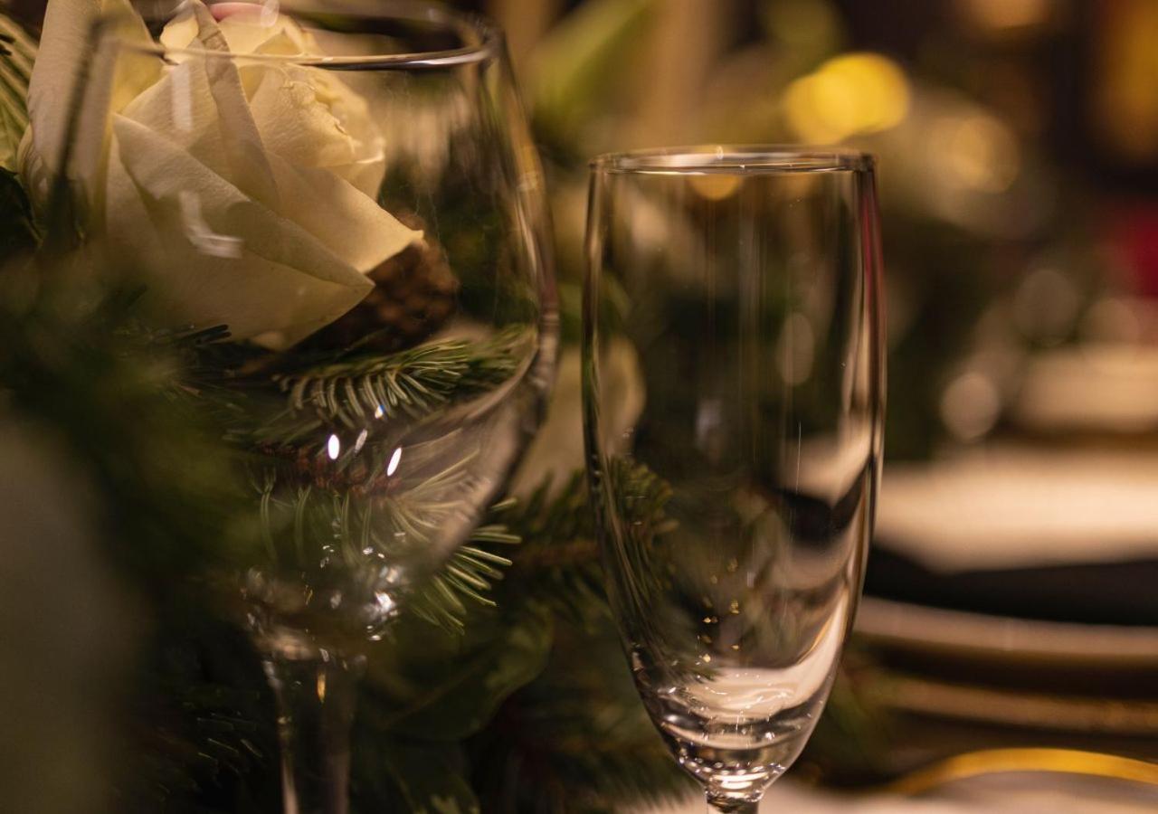 Отель Gefinor Rotana - Бейрут Экстерьер фото Champagne flutes