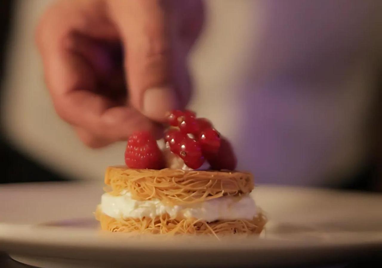 Отель Gefinor Rotana - Бейрут Экстерьер фото A pastry chef finishing a dessert