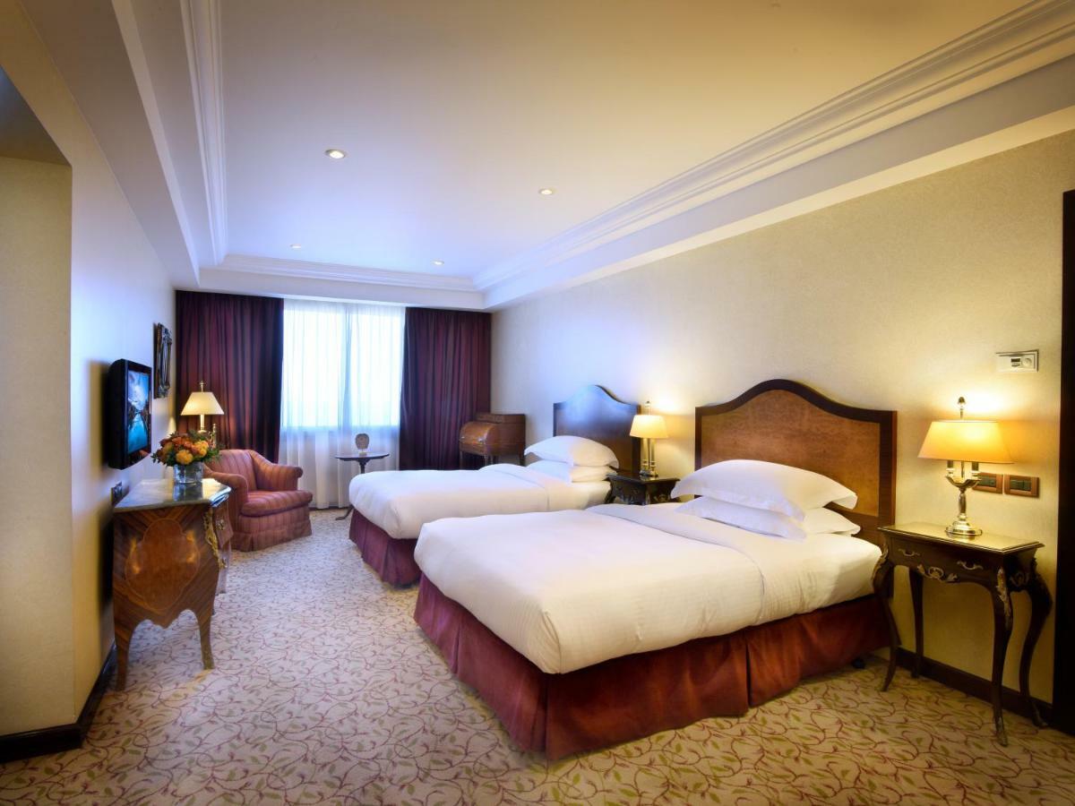 Отель Gefinor Rotana - Бейрут Экстерьер фото A room at the hotel