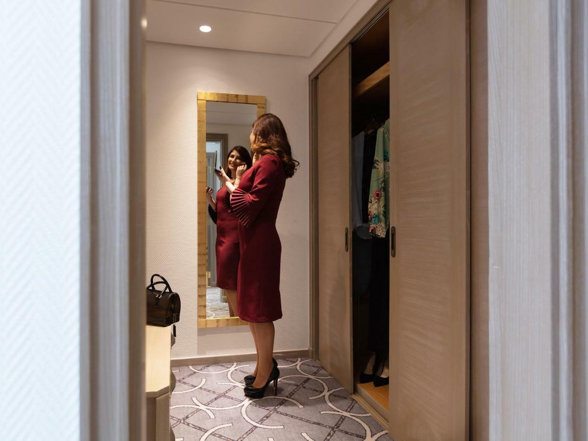 Отель Gefinor Rotana - Бейрут Экстерьер фото A woman in a hotel room
